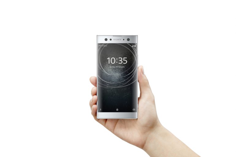 13-xperia-xa2-ultra-silver-hand-1-770x513.jpg