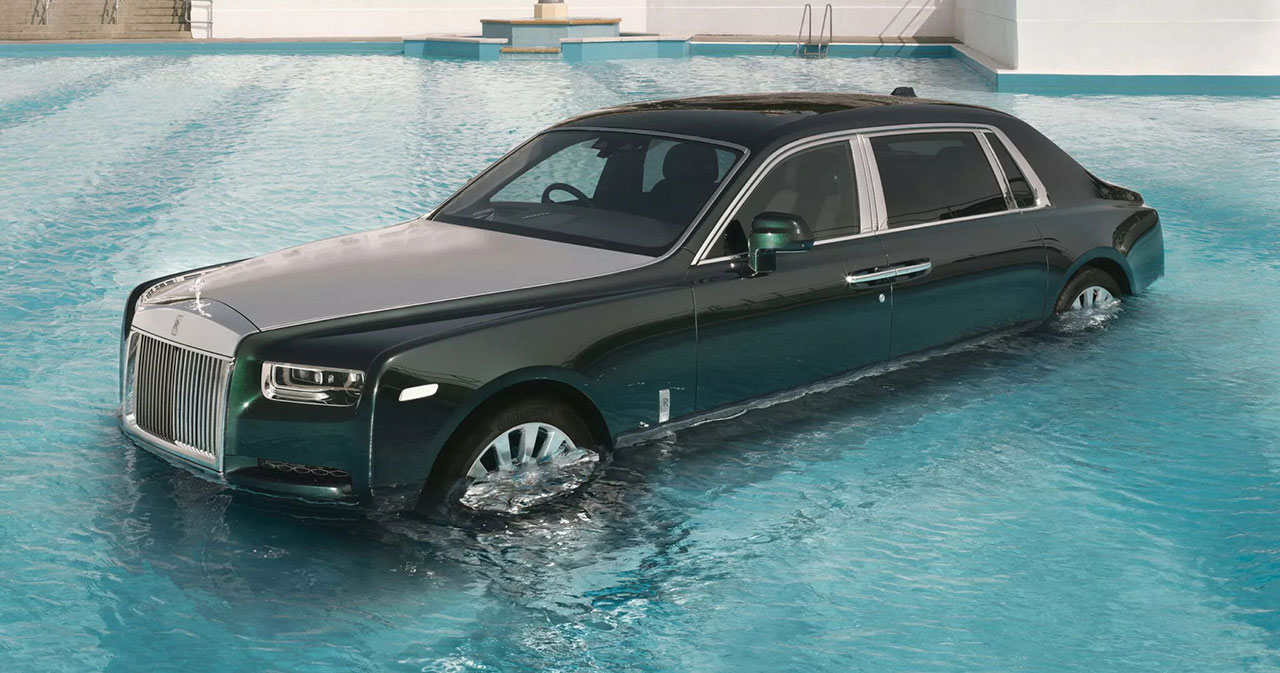 Phantom Rolls-Royce в бассейне