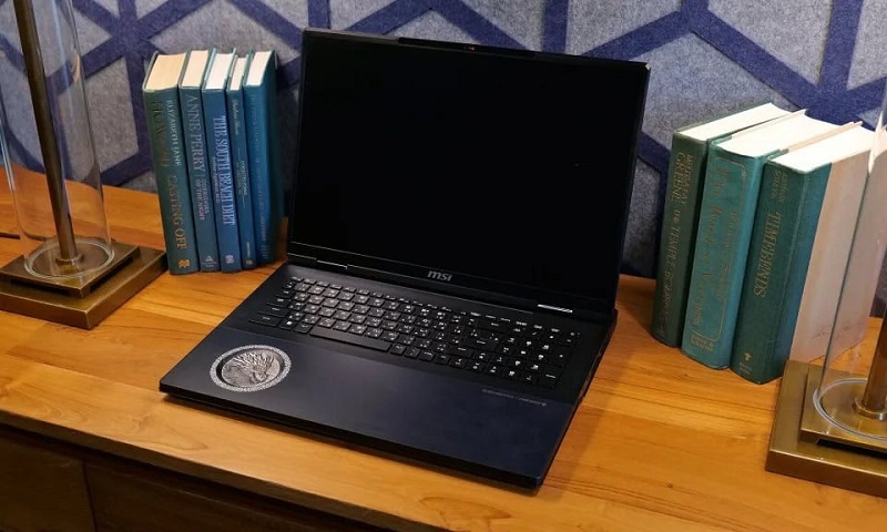 Ordinateur portable de jeu MSI Titan 18 HX Dragon Edition