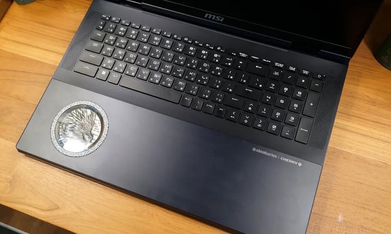 Panneau avant de l'ordinateur portable MSI Titan 18 HX Dragon Edition