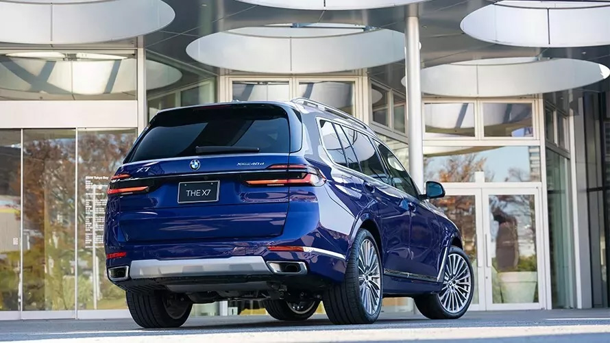 BMW X7 Nishiki Lounge en bleu velours.
