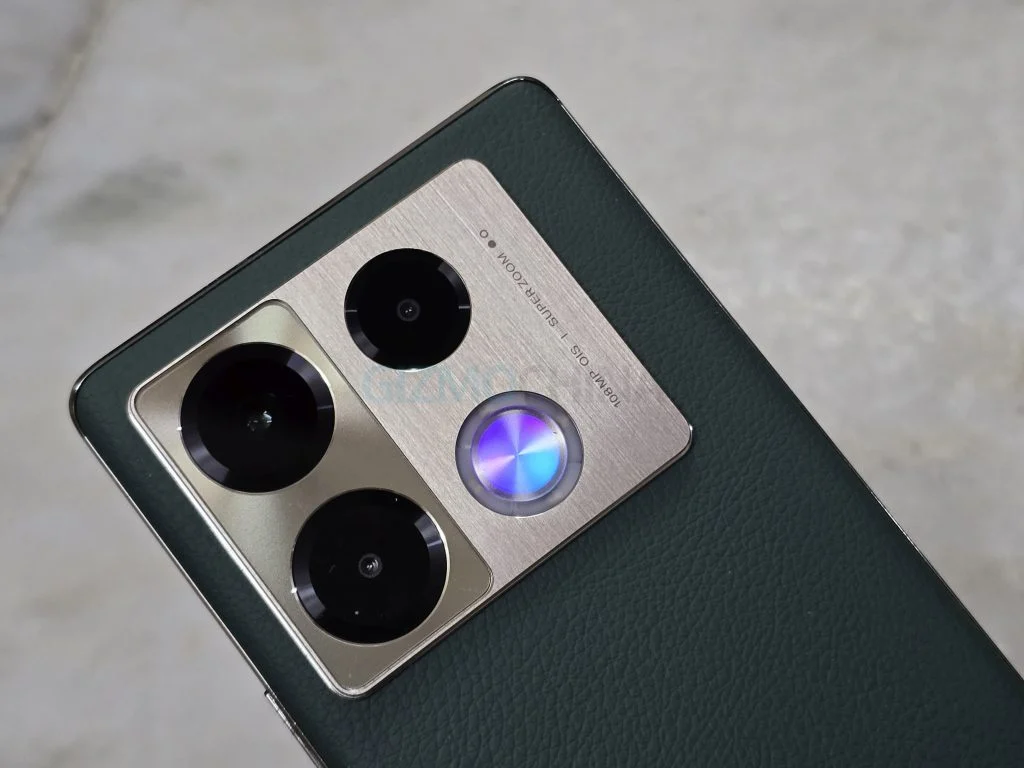 Le smartphone Infinix Note 50 avec l'écran allumé