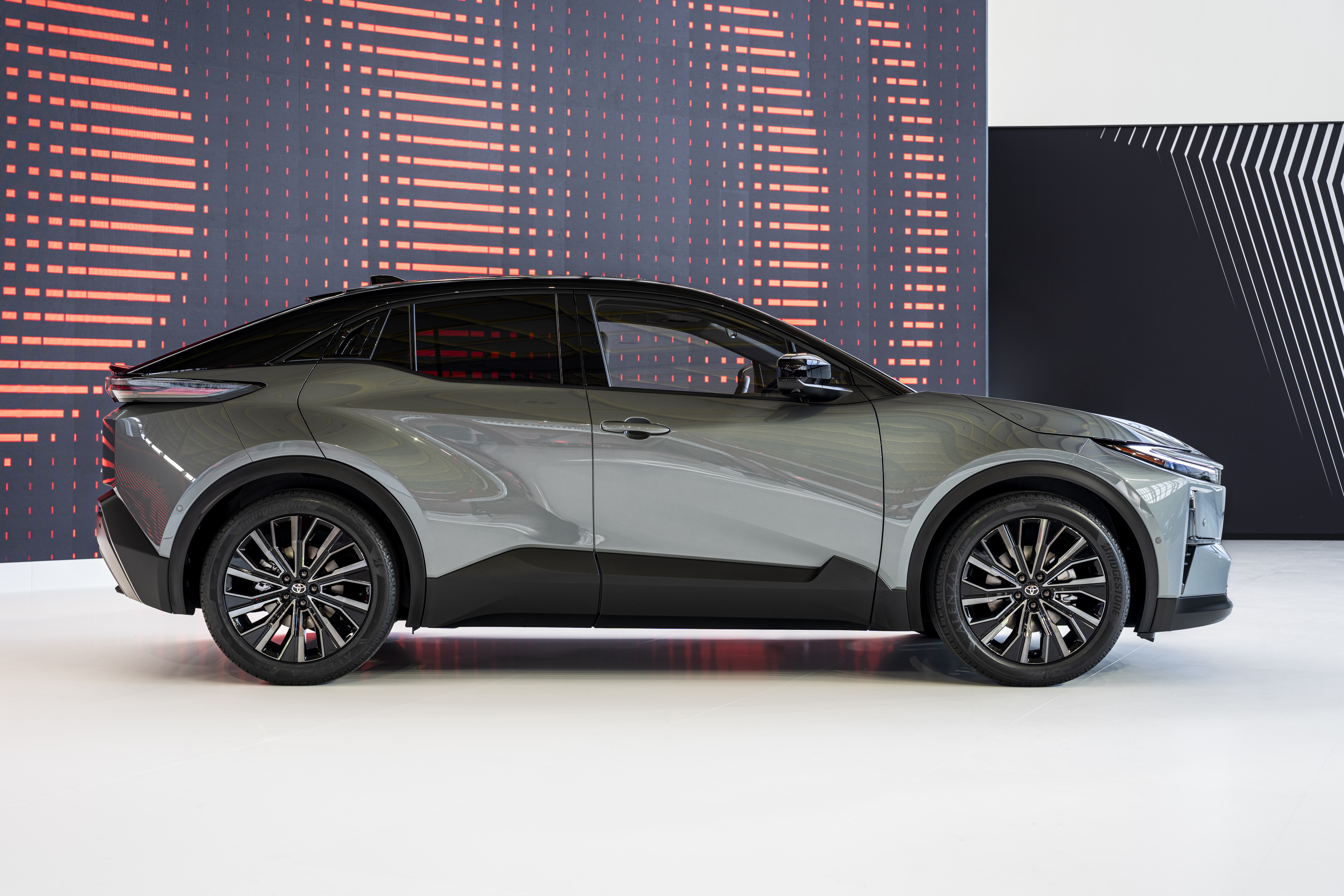 Інтер'єр Toyota C-HR+