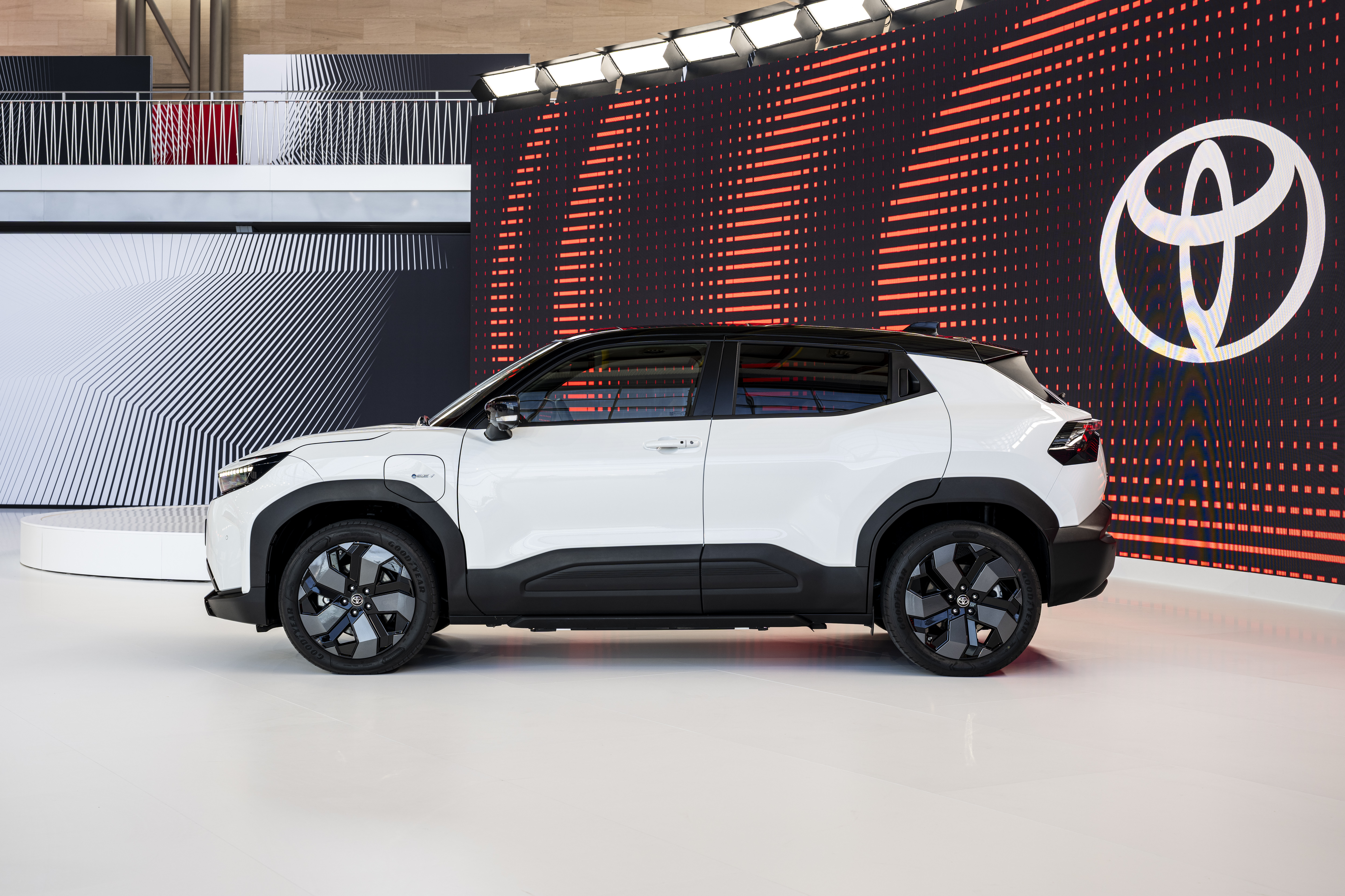 Екстер'єр Toyota Urban Cruiser 2025 - вид збоку