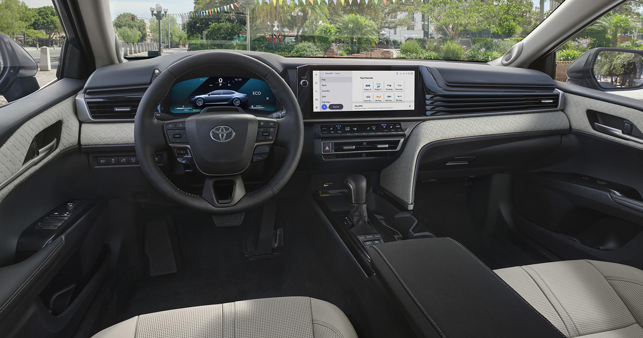 Intérieur de la berline Toyota Camry redessinée (2025) pour le marché américain
