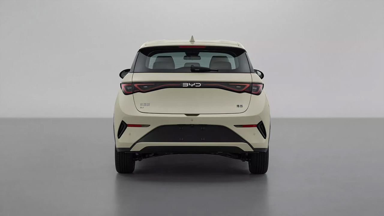 Updated BYD Dolphin 2026: Side view