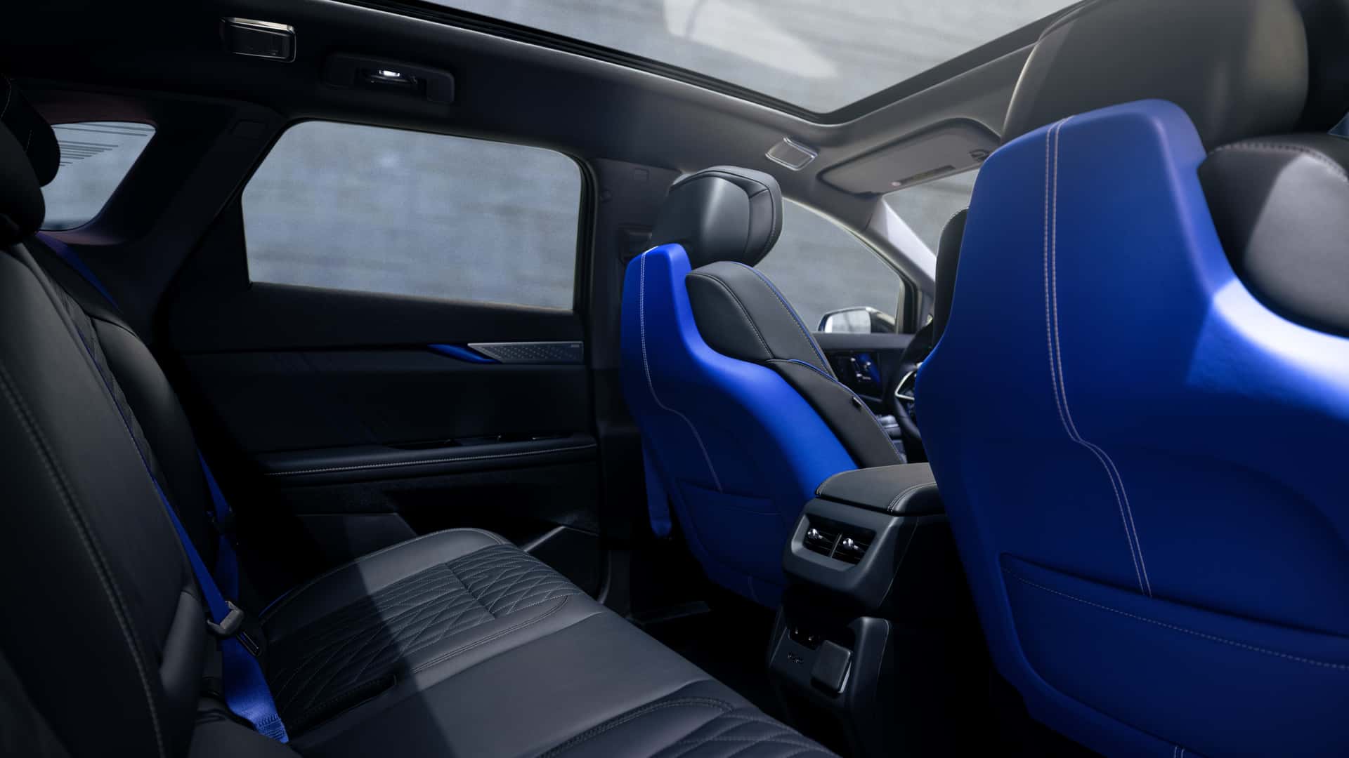 2026 Cadillac Optiq V у забарвленні Magnus Metal Frost