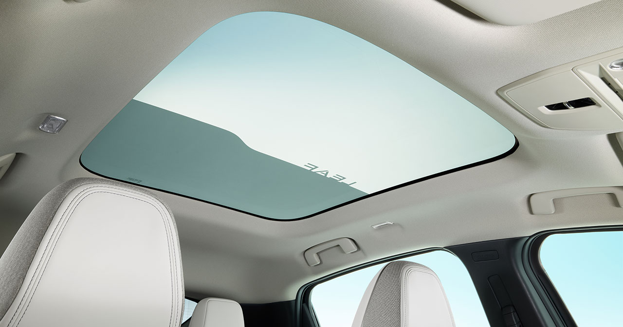 Nissan Leaf 2026 studio image 2
