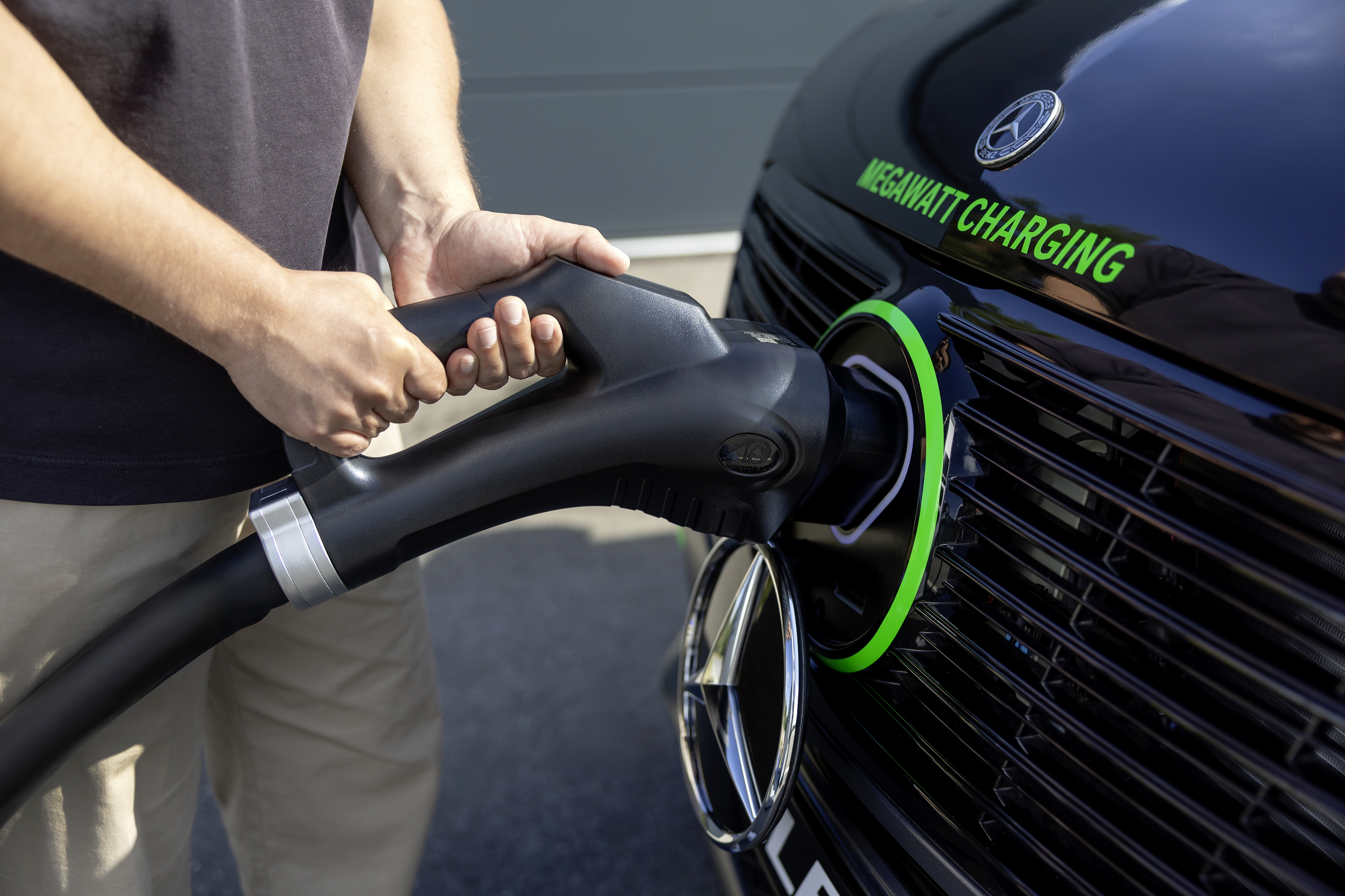 Mercedes-Benz ELF mobile charging station
