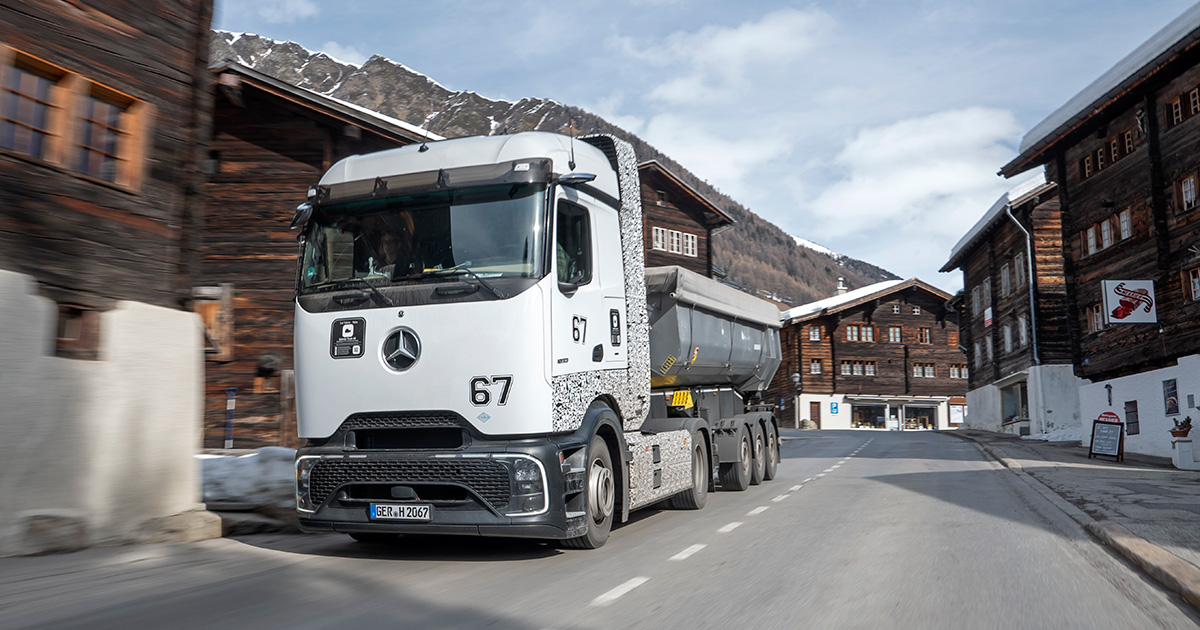 Camion Mercedes-Benz GenH2 dans les Alpes