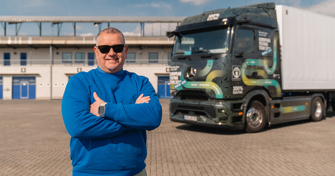 Марко Хелльгреве на тлі Mercedes eActros 600
