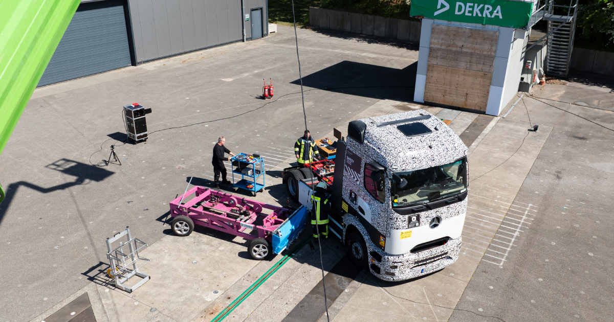 Тестовий удар тягача Mercedes-Benz eActros 600