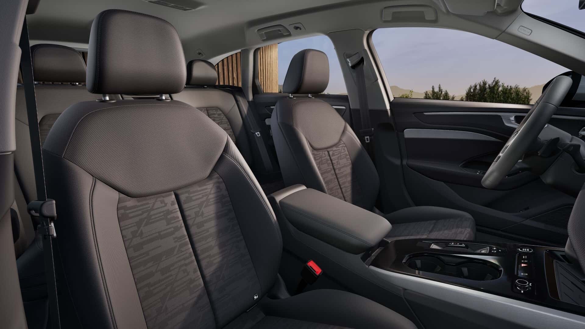 Дизайн інтер'єру Audi A6 Avant у базовій комплектації