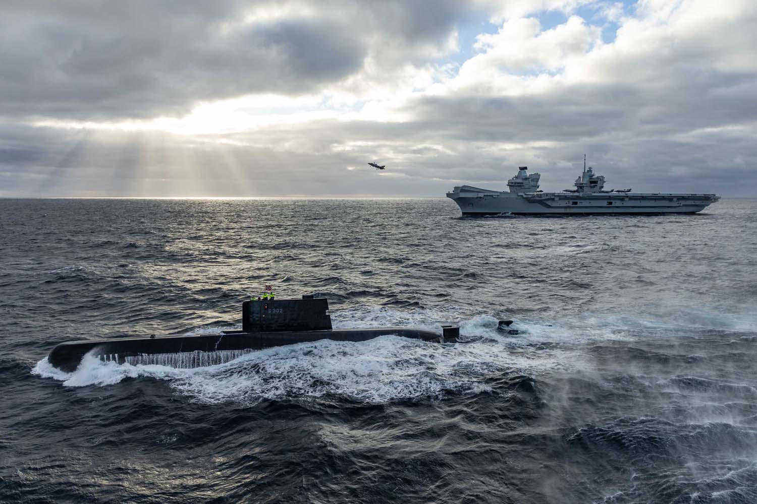 Le porte-avions britannique HMS Queen Elizabeth, qui transporte des chasseurs de cinquième génération F-35B Lightning II, est passé sous le commandement de l'OTAN pour la première fois dans l'histoire.