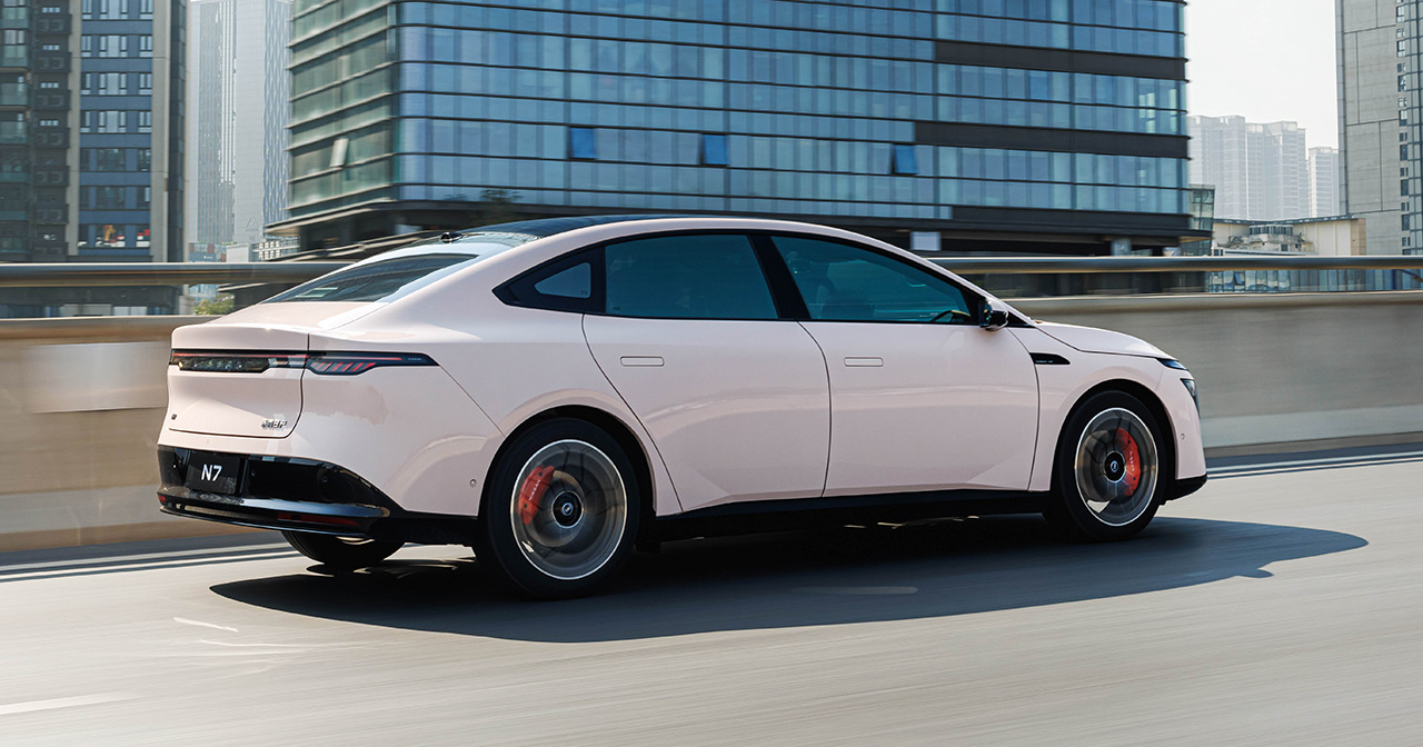 Vue de côté de la berline électrique Nissan N7