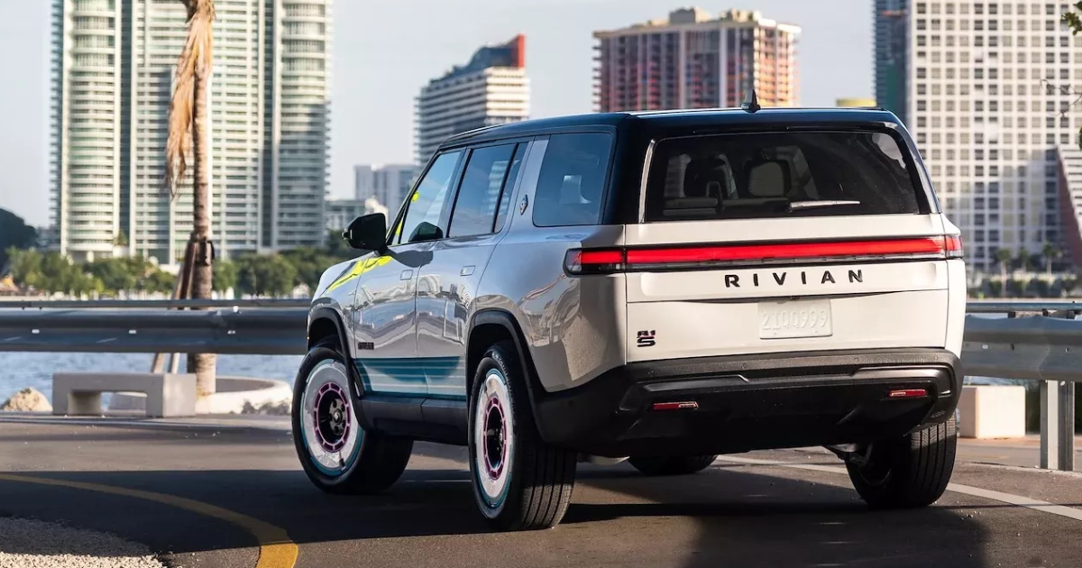 Rivian R1S Quad Miami Edition вид збоку