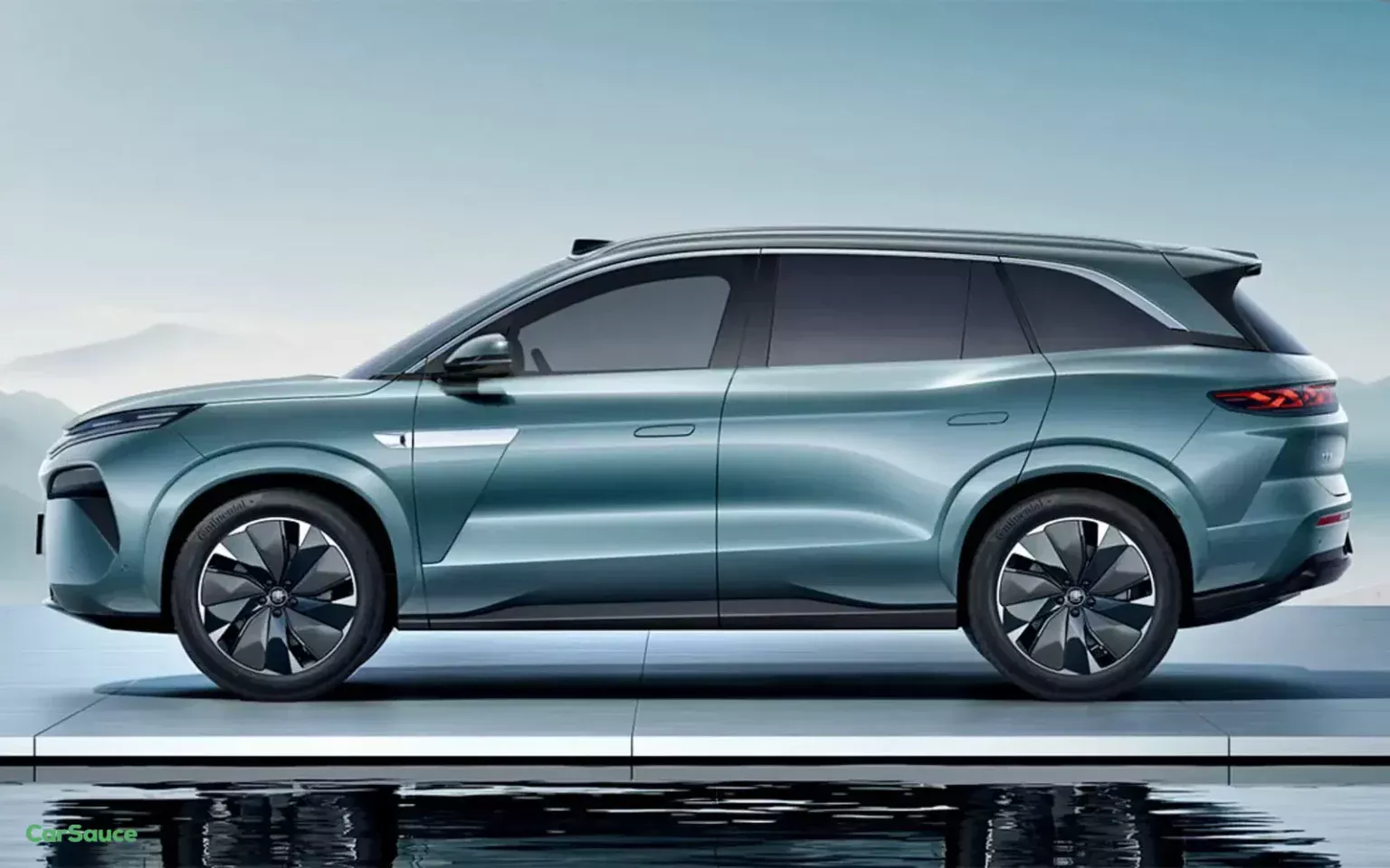 Електромобіль BYD Tang L на дорозі