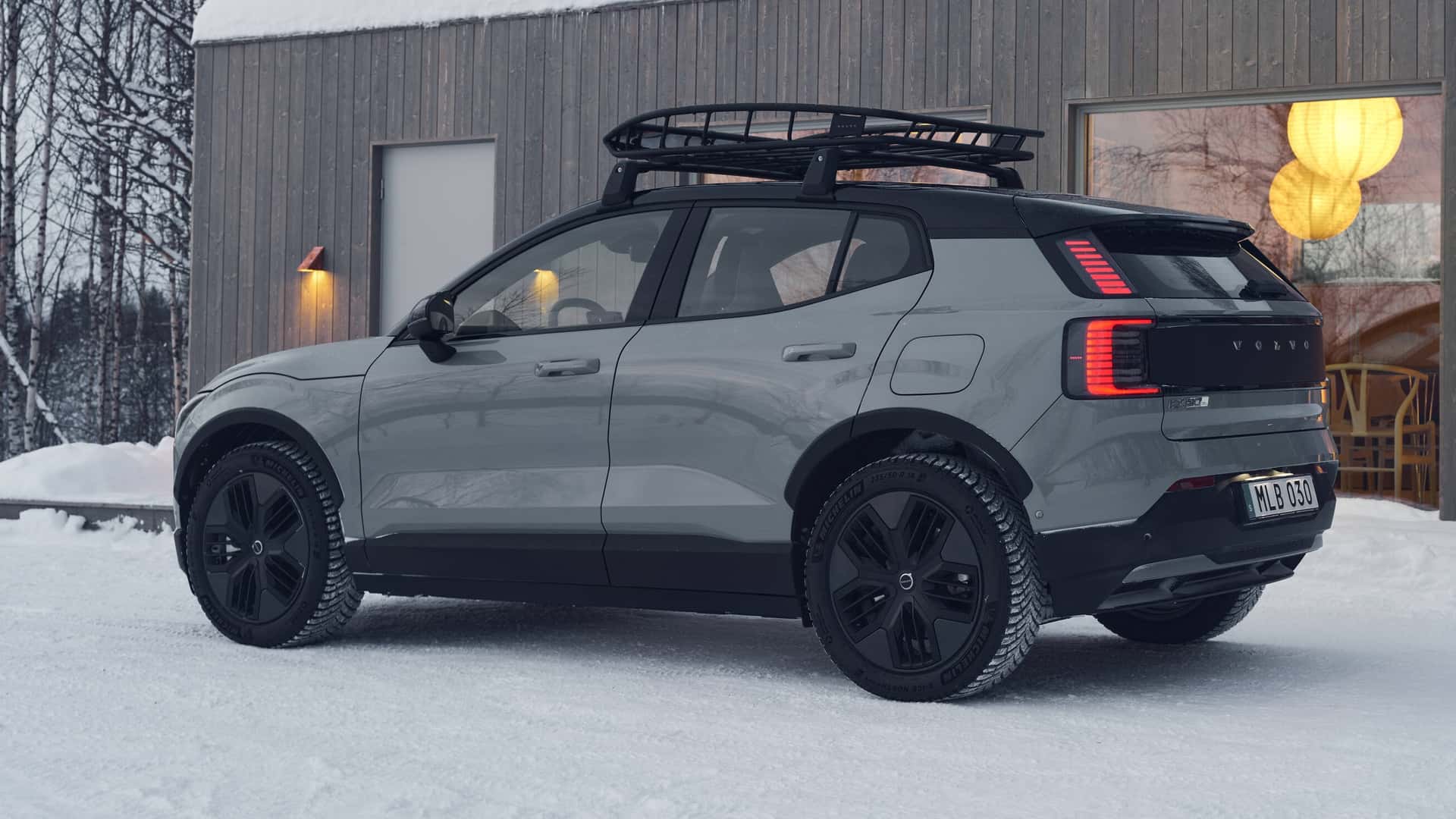 Volvo EX30 Cross Country на тлі природи