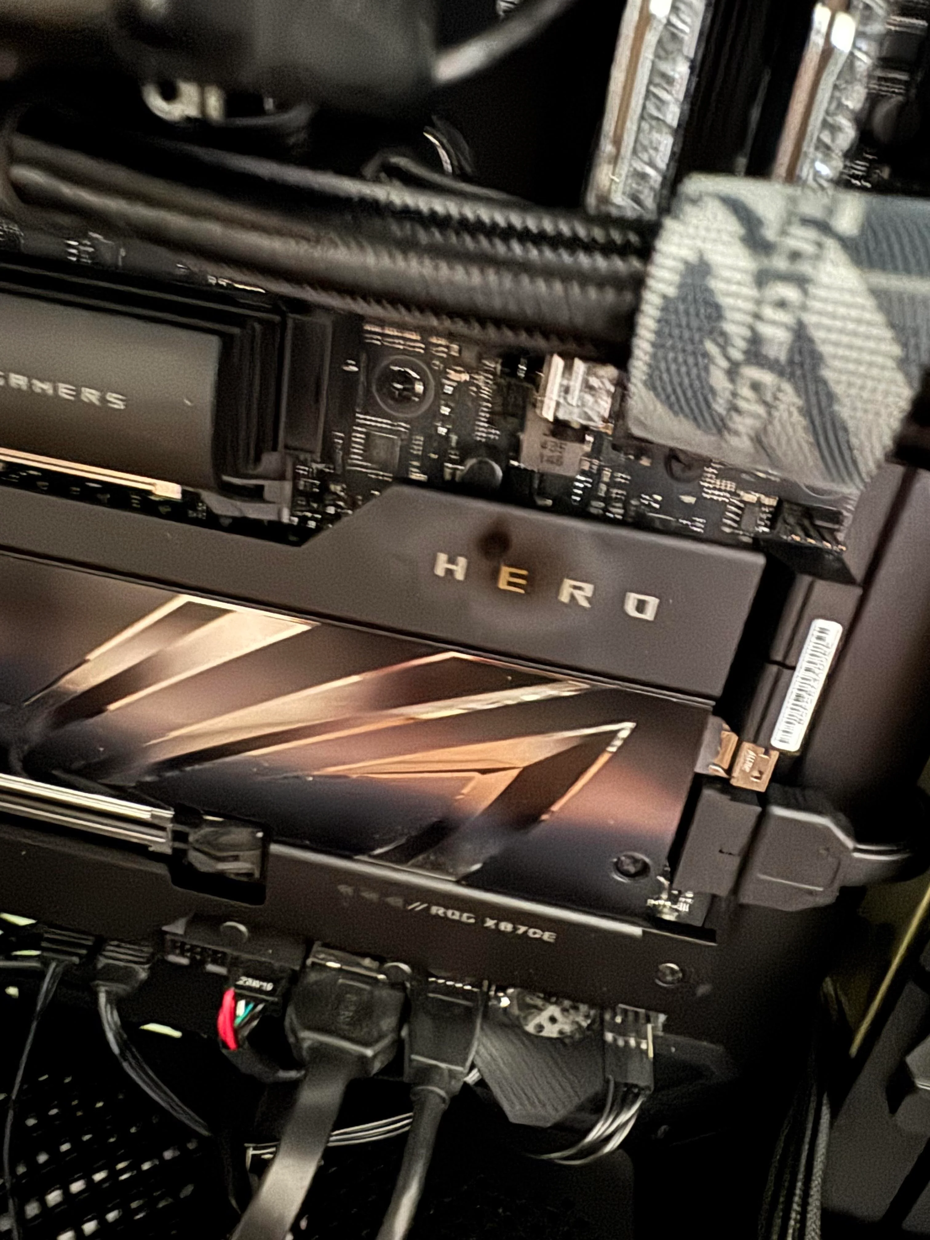 C迹 fire on the motherboard chipset heatsink