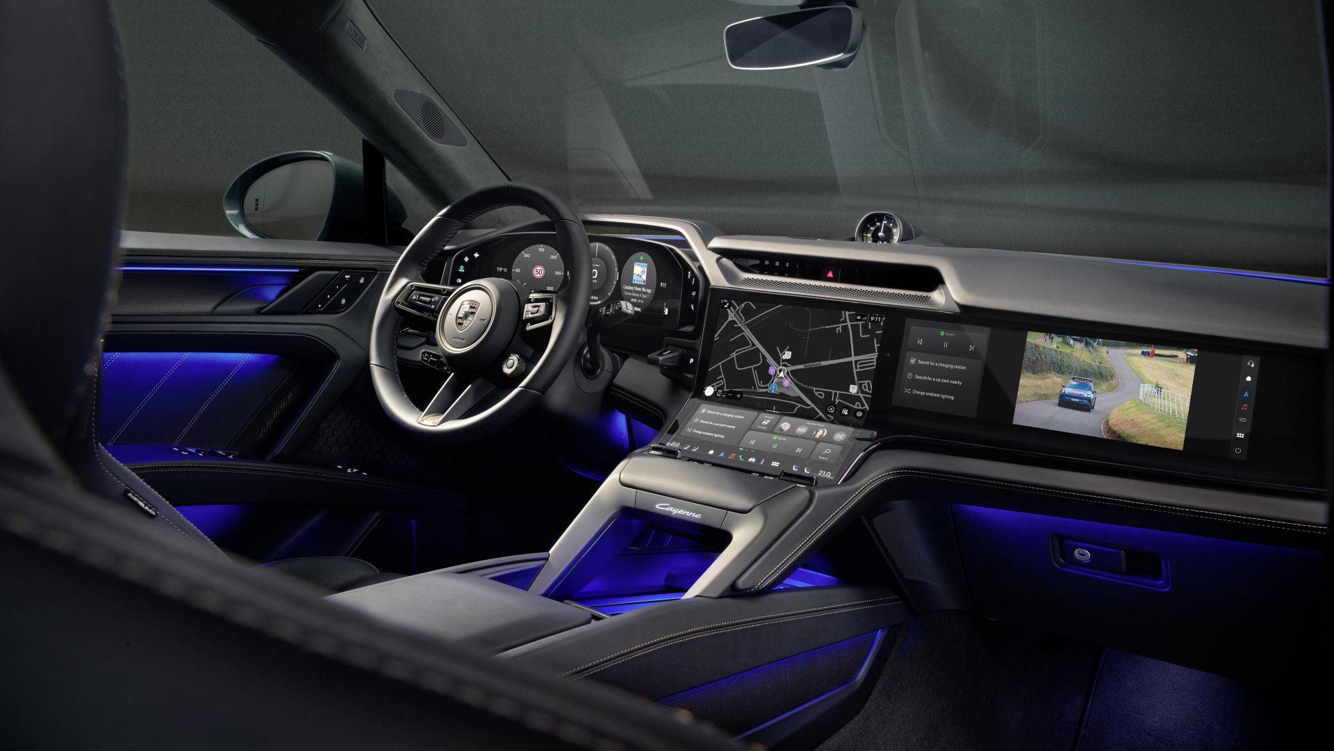 Интерьер Porsche Cayenne Electric с панорамной крышей