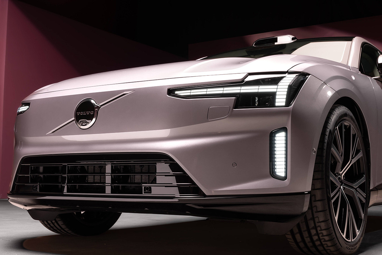 Передня частина Volvo ES90