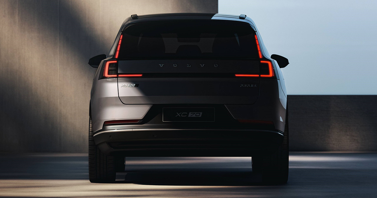 The new Volvo XC70, from the side