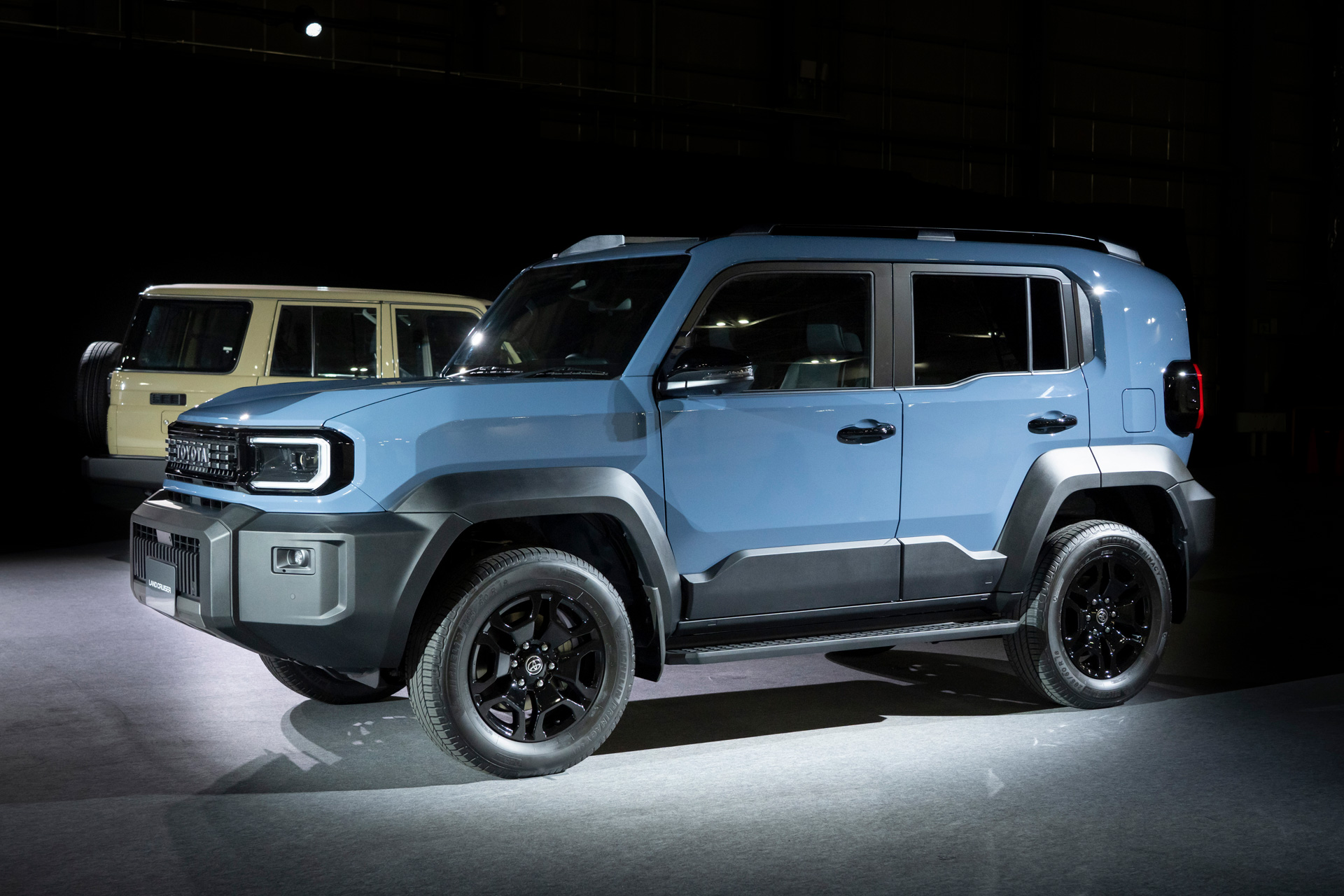 Toyota Land Cruiser FJ - round headlights