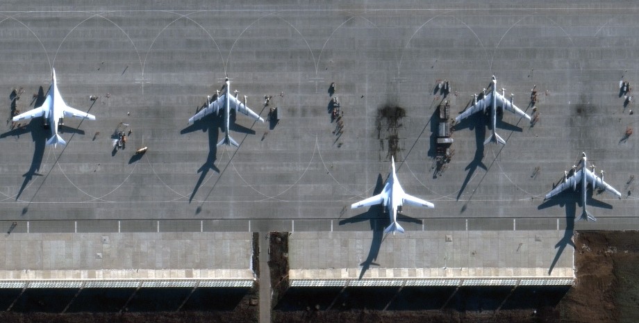 Ukraine has officially confirmed the use of Tu-141 drones to target Tu-95MS and Tu-22M3 nuclear bombers on Russian territory-2