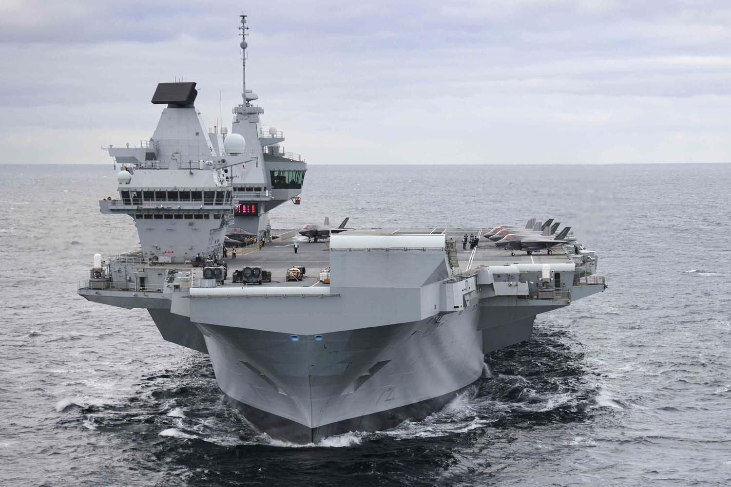 Le porte-avions britannique HMS Queen Elizabeth, qui transporte des chasseurs de cinquième génération F-35B Lightning II, est passé sous le commandement de l'OTAN pour la première fois dans l'histoire.-2