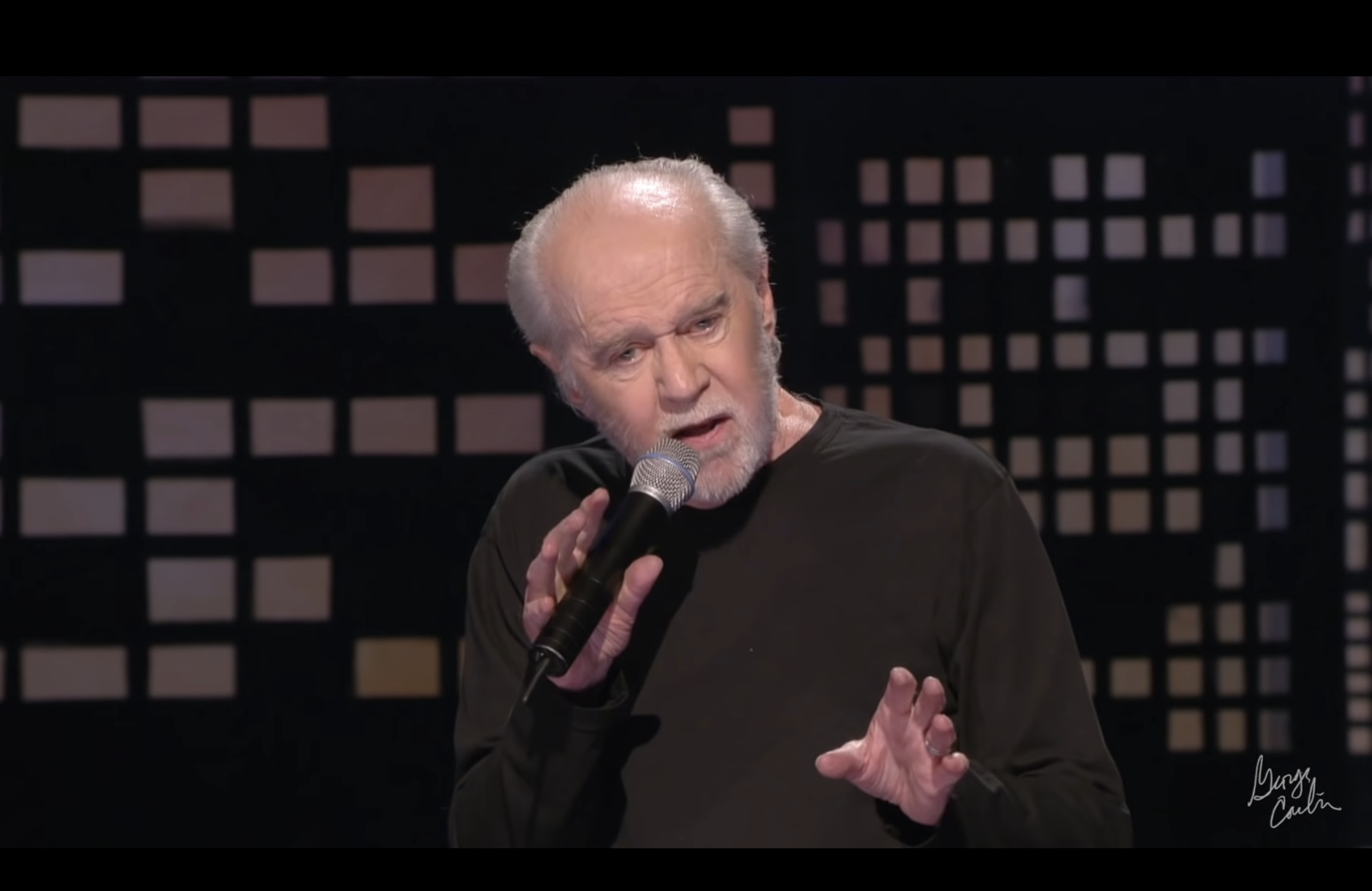 Les héritiers de George Carlin ont réglé un procès contre des podcasteurs qui avaient créé une émission spéciale avec une copie IA de l'humoriste.