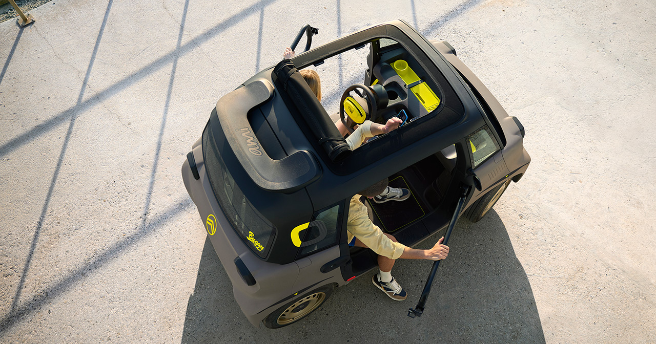 Оновлений Citroën Ami Buggy на пляжі