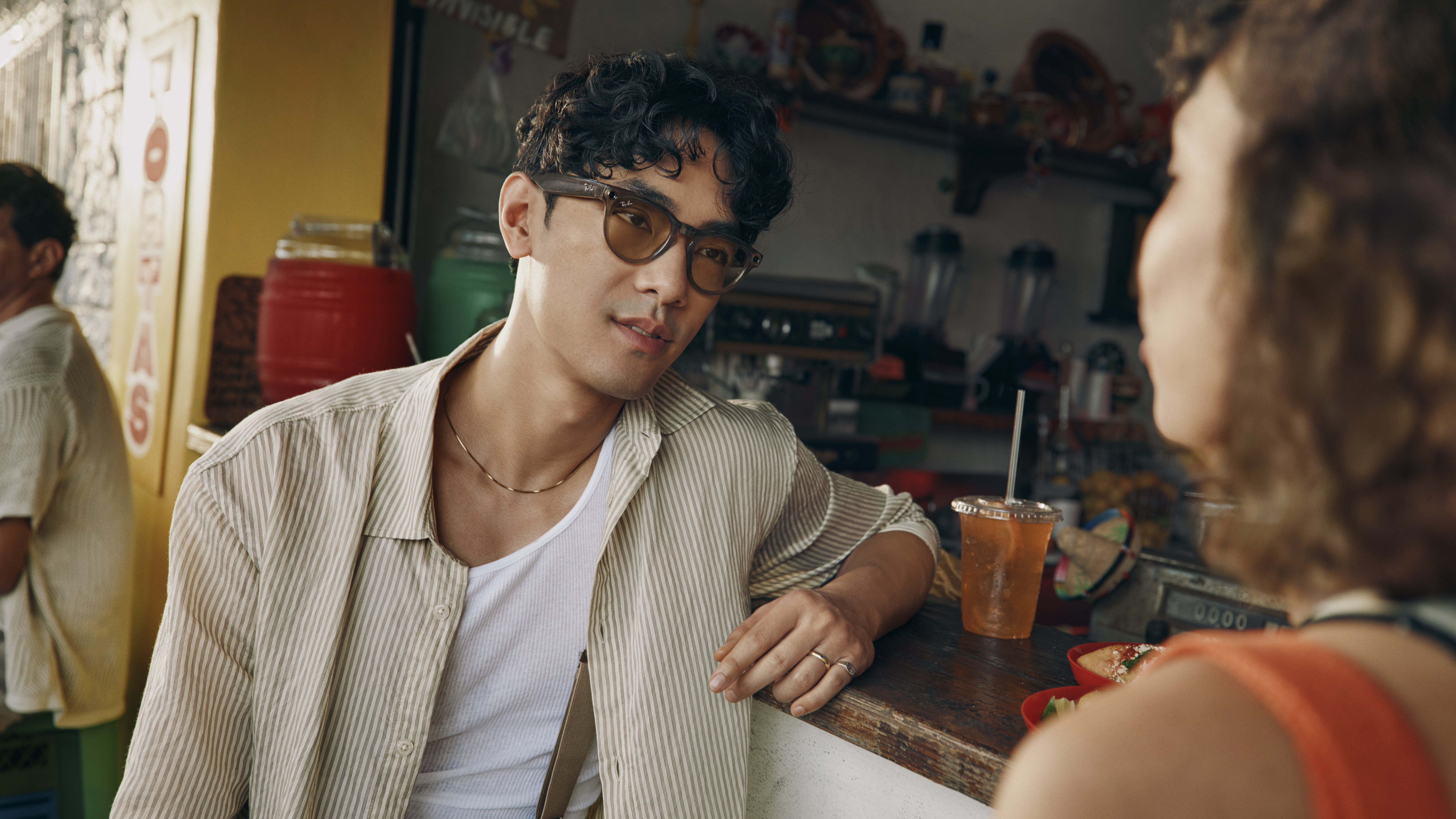 Користувач окулярів Ray-Ban Meta