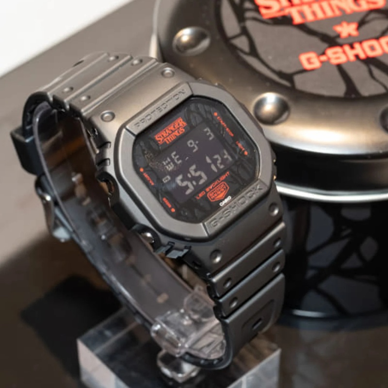 Годинники Casio DW-5600 прикрашені елементами серіалу Stranger Things