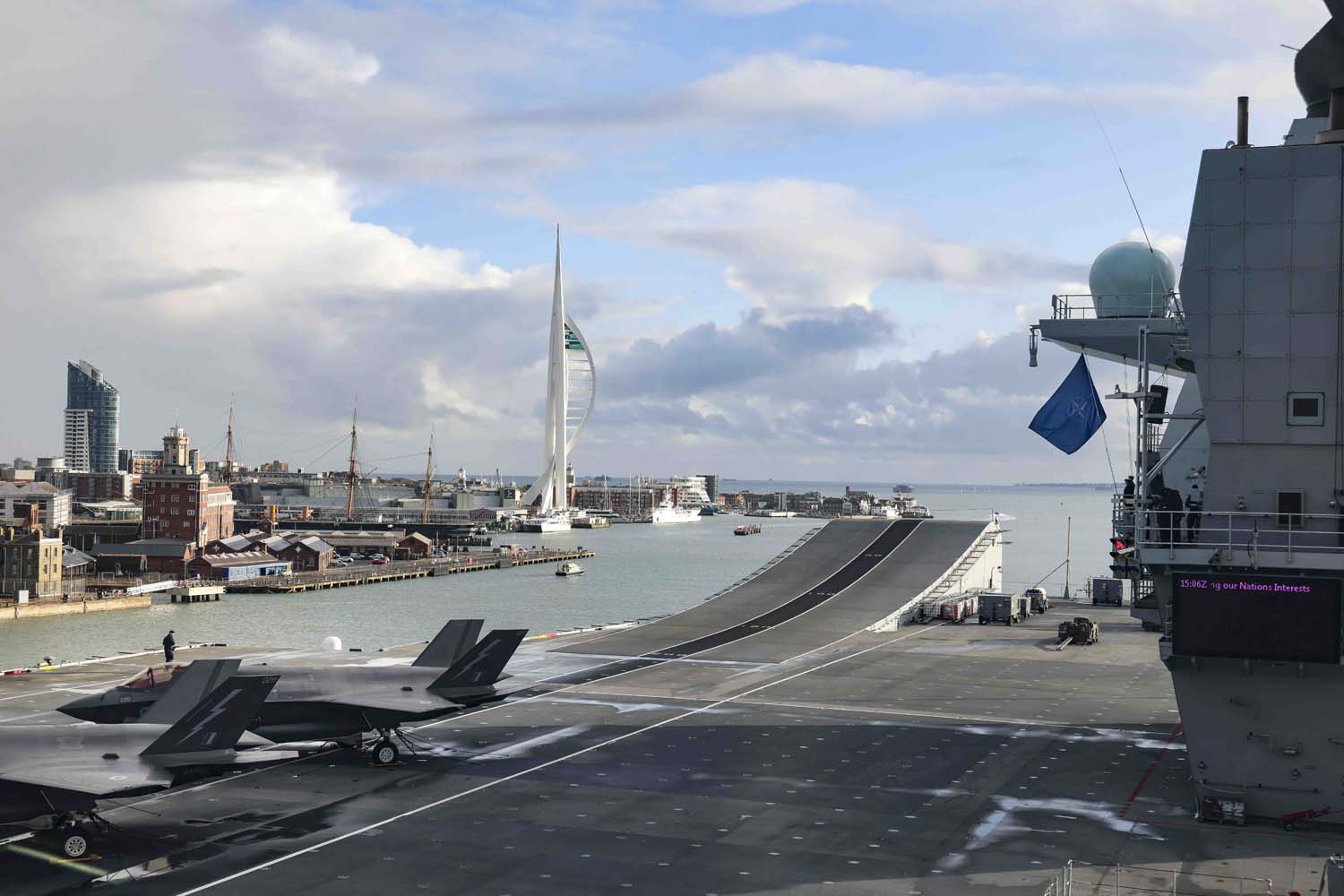 Le porte-avions britannique HMS Queen Elizabeth, qui transporte des chasseurs de cinquième génération F-35B Lightning II, est passé sous le commandement de l'OTAN pour la première fois dans l'histoire.-4