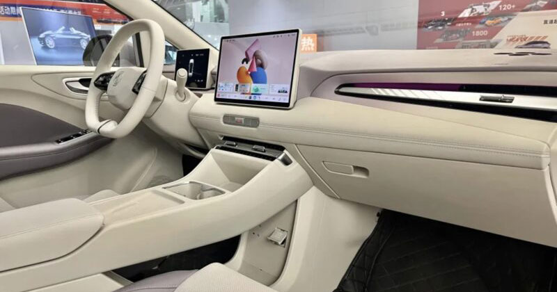 Panneau technologique MG4