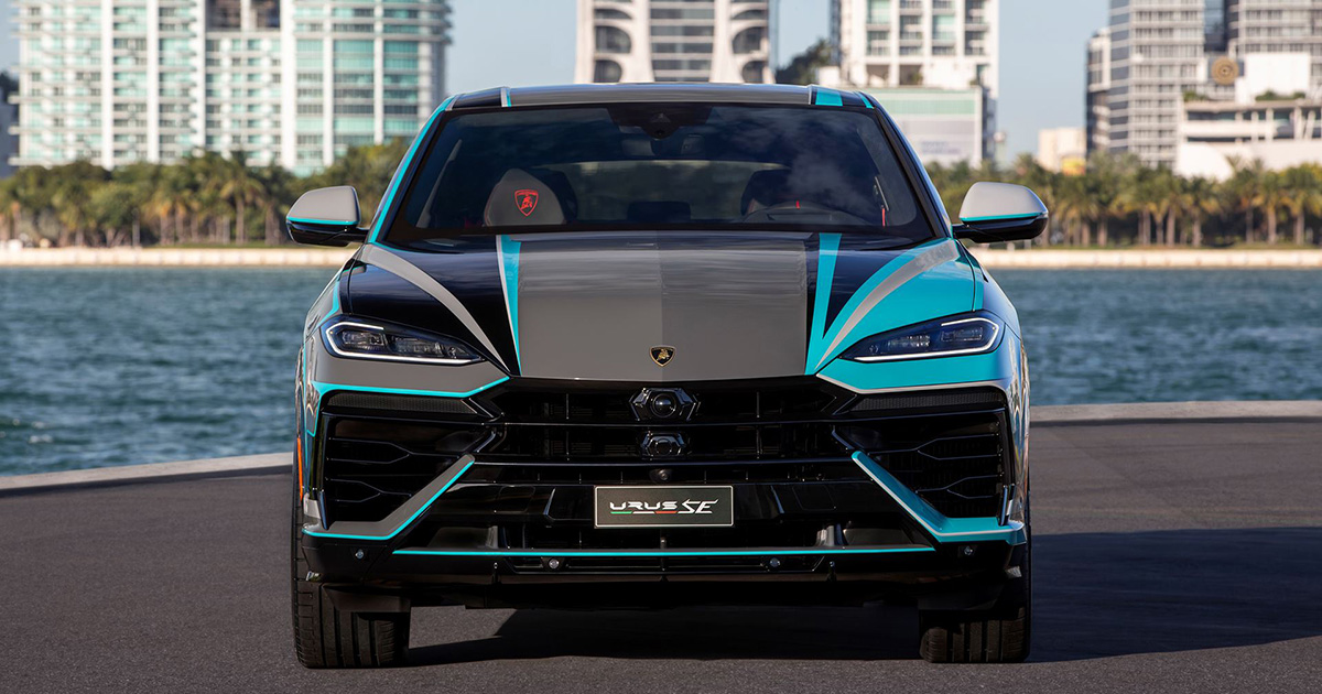 Extérieur de la Lamborghini Urus SE avec accents Blu Glauco