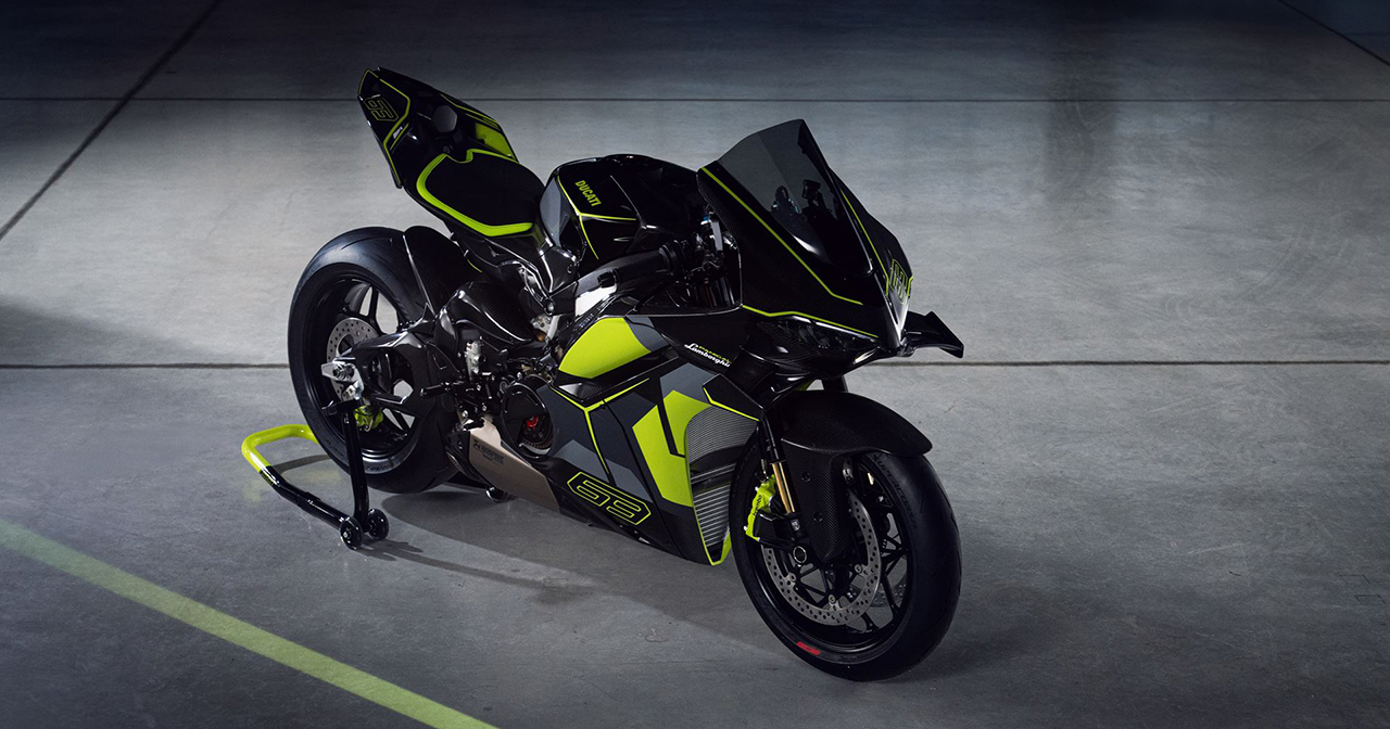 Спортбайк Ducati Panigale V4 Lamborghini на тлі ексклюзивного дизайну