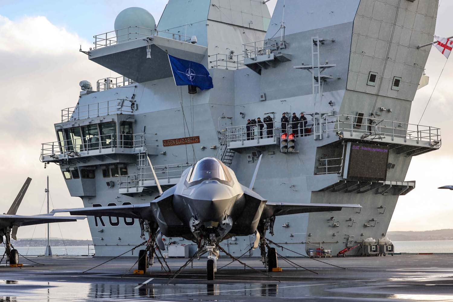 Le porte-avions britannique HMS Queen Elizabeth, qui transporte des chasseurs de cinquième génération F-35B Lightning II, est passé sous le commandement de l'OTAN pour la première fois dans l'histoire.-5