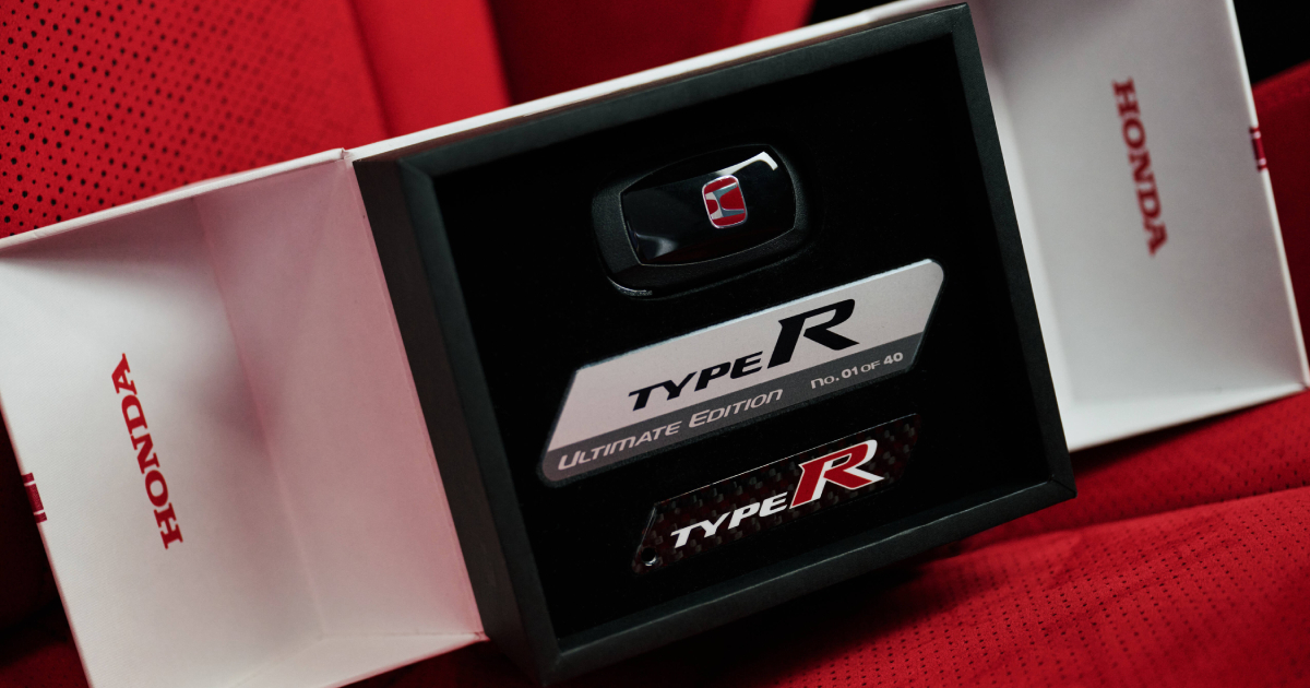 Проектор с логотипом Type R на передних дверях Honda Civic Type R Ultimate Edition
