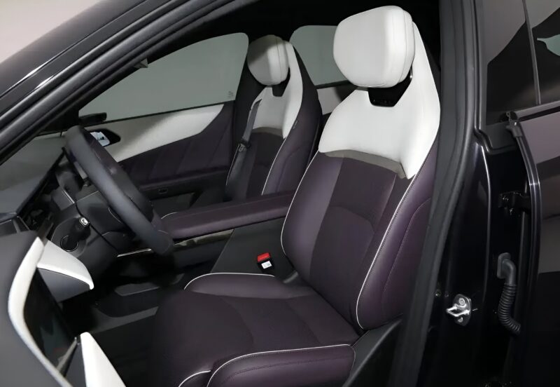 Intérieur élégant du véhicule crossover Mazda EZ-60