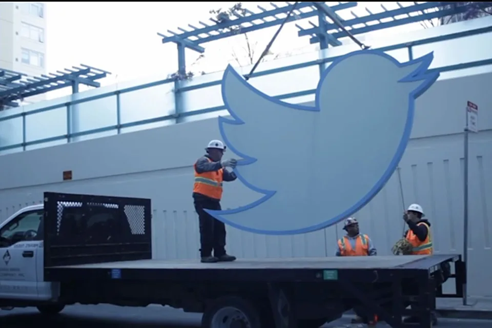 Démontage du logo de Twitter. Illustration de RR Auction