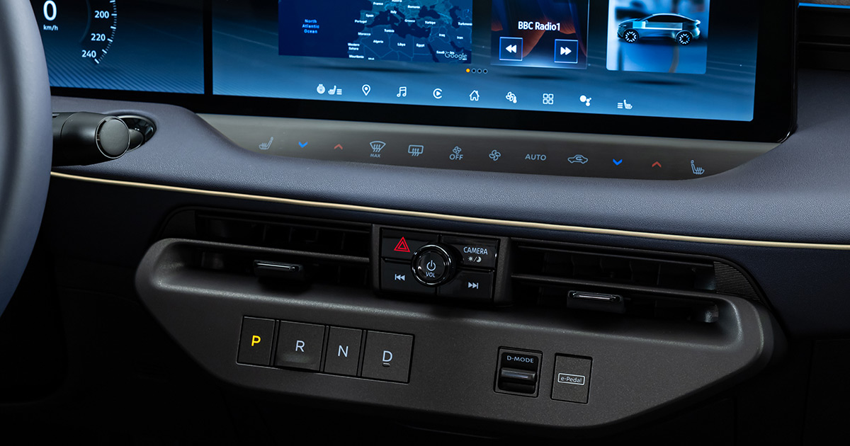 Технологічний інтер'єр нового Nissan Leaf
