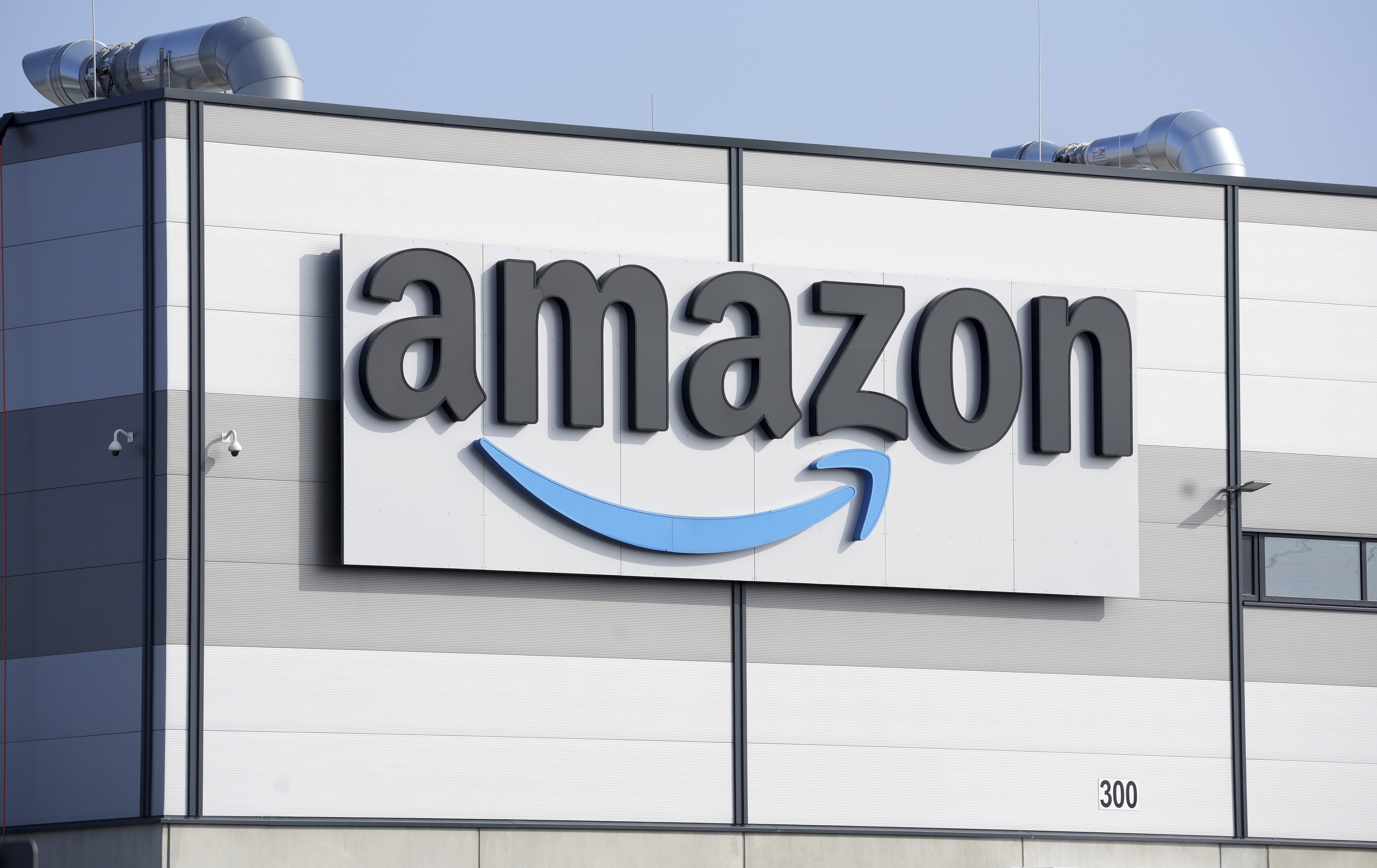 Amazon a introduit dans ses entrepôts des robots dotés d'une intelligence artificielle qui accélèrent le traitement des commandes de 25 %.