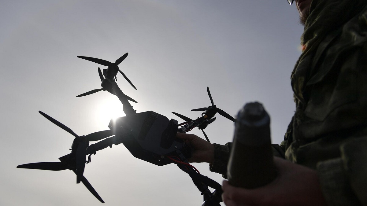 Vidéo spectaculaire : Les drones FPV ukrainiens ont vaincu une colonne d'équipement russe dans la zone frontalière de la région de Koursk.