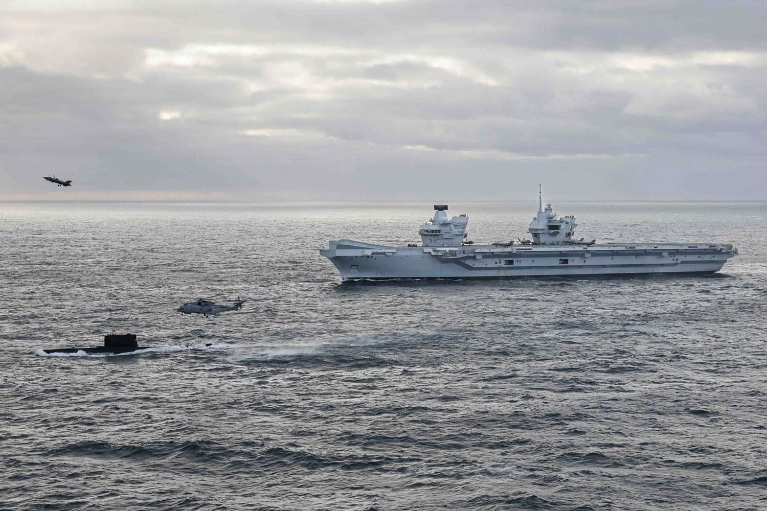 Le porte-avions britannique HMS Queen Elizabeth, qui transporte des chasseurs de cinquième génération F-35B Lightning II, est passé sous le commandement de l'OTAN pour la première fois dans l'histoire.-6