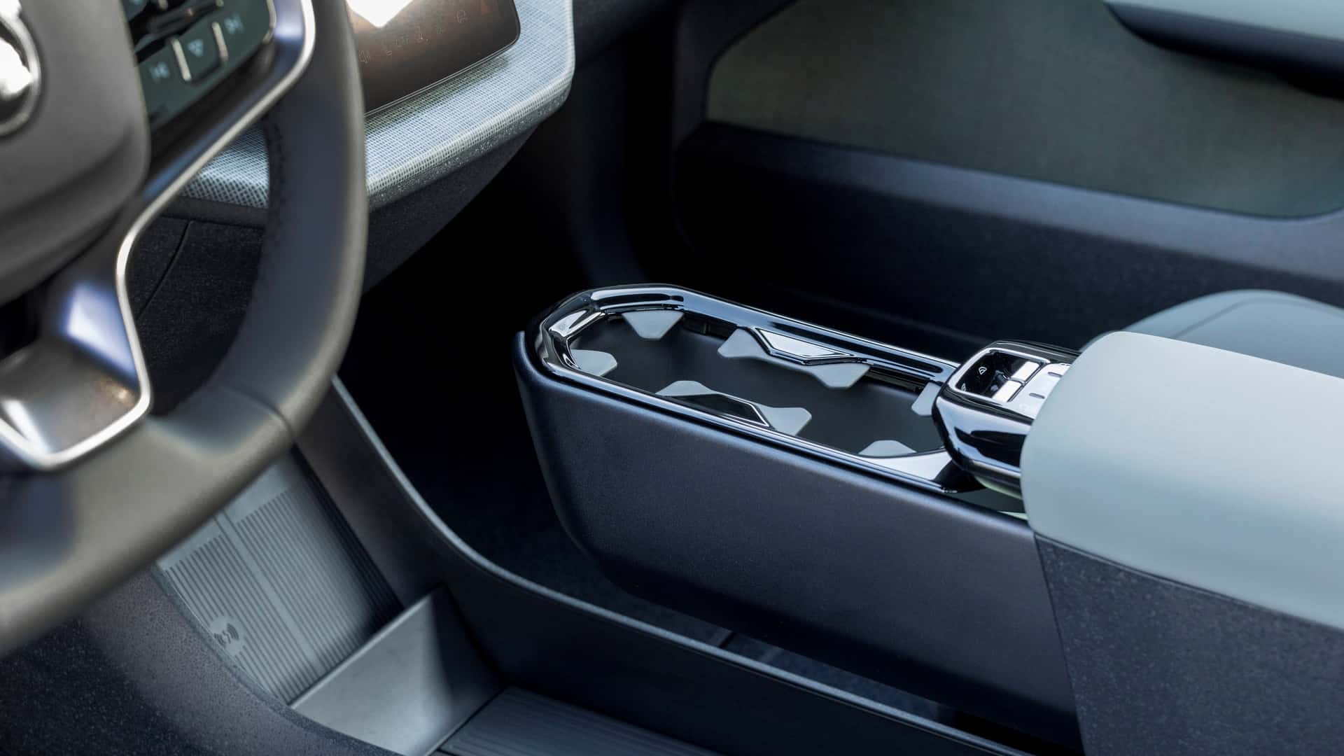 Volvo EX30 Cross Country на природі