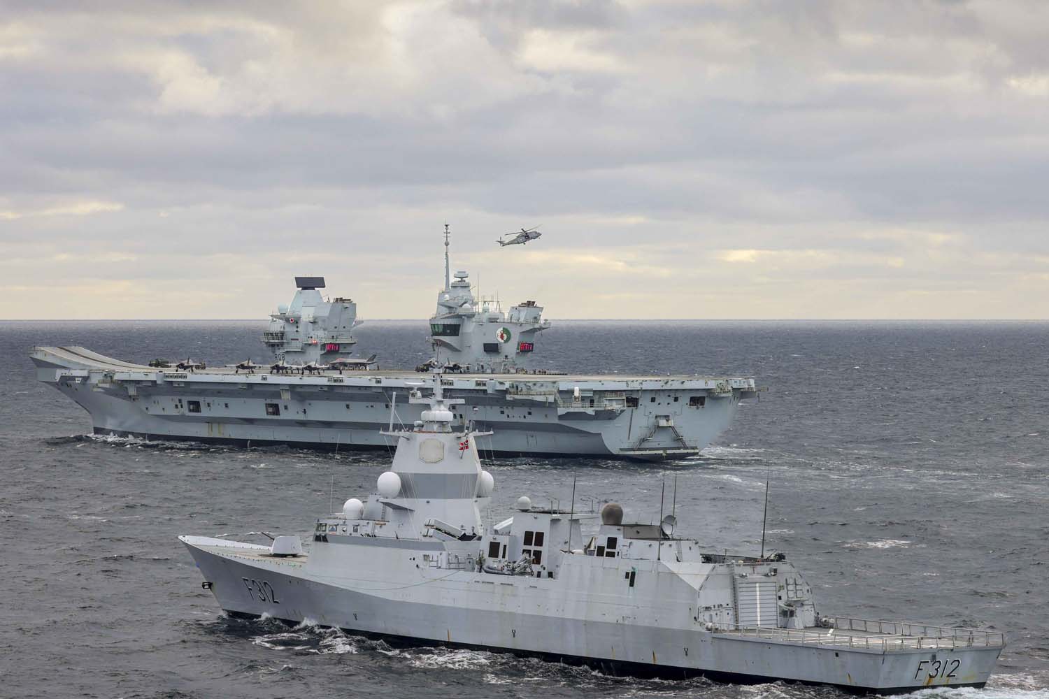 Le porte-avions britannique HMS Queen Elizabeth, qui transporte des chasseurs de cinquième génération F-35B Lightning II, est passé sous le commandement de l'OTAN pour la première fois dans l'histoire.-7