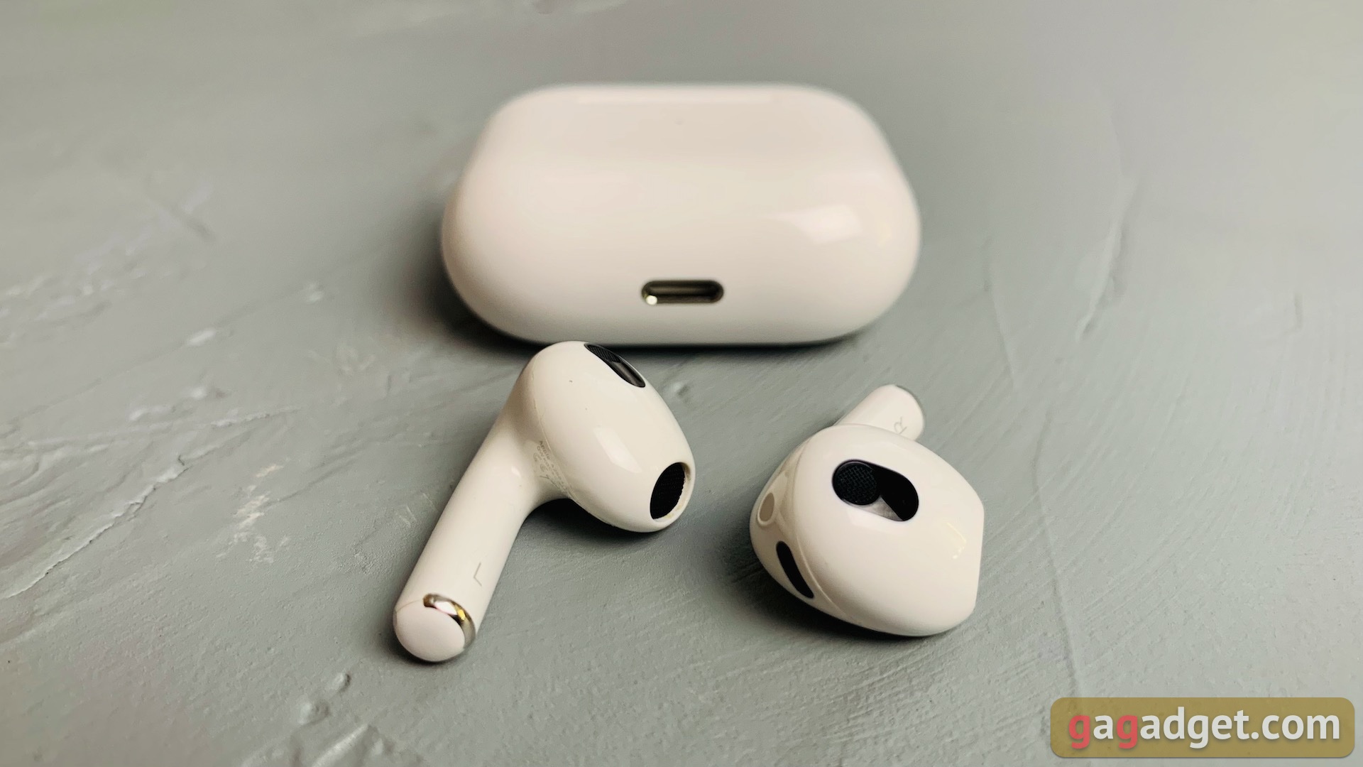 Огляд AirPods 3: пропущена ланка в еволюції навушників Apple Огляд AirPods 3: пропущена ланка в еволюції навушників Apple