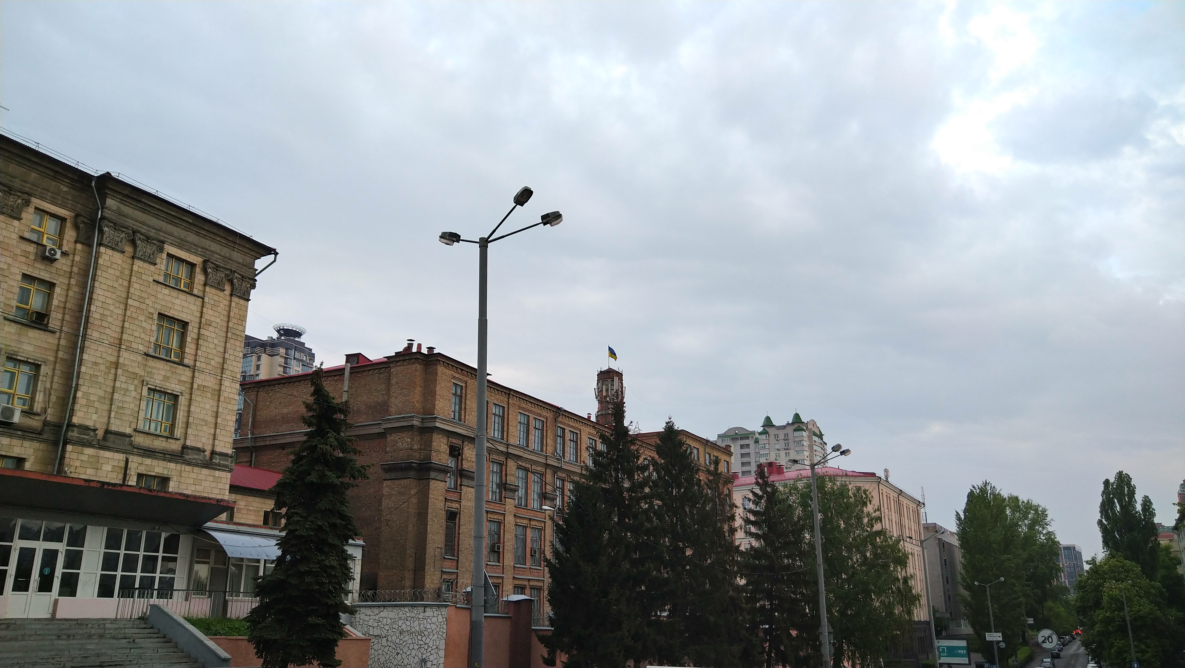 Огляд Sony Xperia 10 Plus: смартфон для улюблених серіалів та соціальних мереж-270