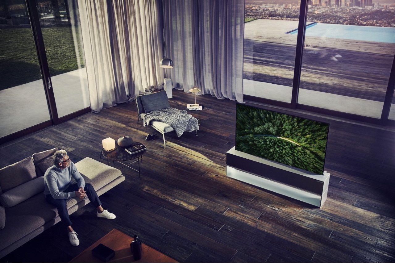 LG_first_rollable_OLED_TV_02.jpg